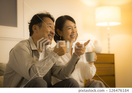 Middle-aged couple in the living room at night 126476184