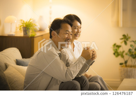 晚上客廳裡的中年夫婦 126476187