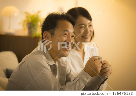 晚上客廳裡的中年夫婦 126476188