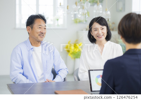 一對中年夫婦正在開會 一對中年夫婦正在開會 126476254