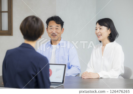 一對中年夫婦正在開會 126476265