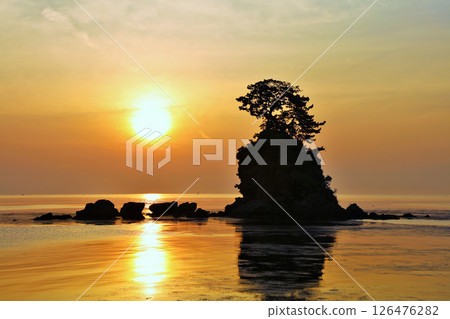 富山縣：朝陽與雨晴海岸 126476282