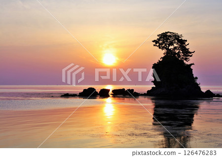 富山縣：朝陽與雨晴海岸 126476283