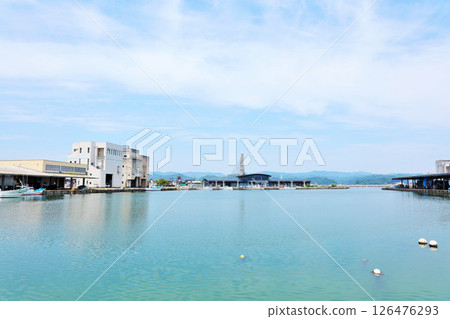 富山縣藍天下的冰見漁港 富山縣藍天下的冰見漁港 126476293