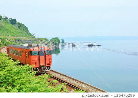富山縣雨晴海岸方向的冰見線 富山縣雨晴海岸方向的冰見線 126476299