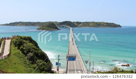 日本風景優美的角島大橋 126476382