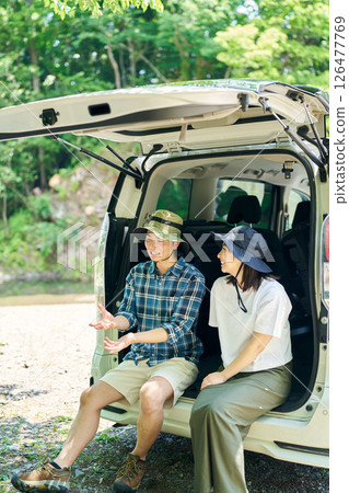 露營地裡,男女在車上休息 露營地裡,男女在車上休息 126477769