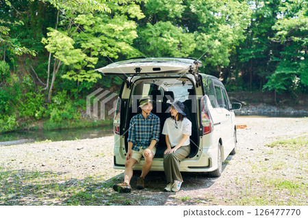 露營地裡,男女在車上休息 露營地裡,男女在車上休息 126477770