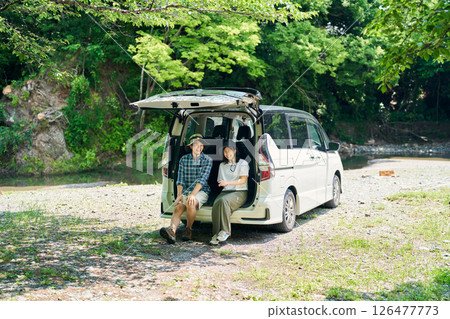 露營地裡,男女在車上休息 露營地裡,男女在車上休息 126477773