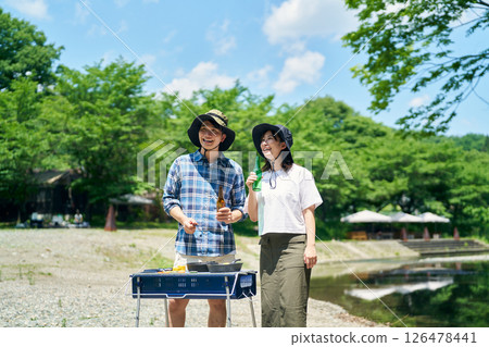 享受烤肉的男女 126478441