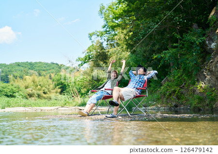 兩名男子在河裡消暑 126479142