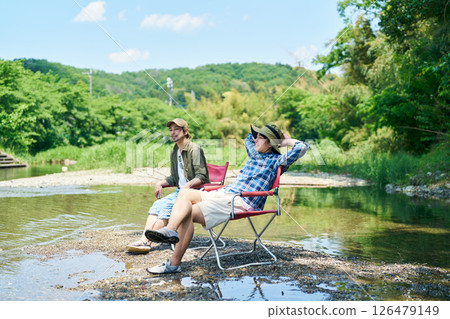 兩名男子在河裡消暑 兩名男子在河裡消暑 126479149