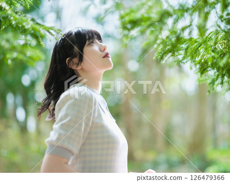 在針葉林中休息的日本年輕女子 126479366