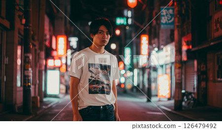 一位年輕男子的現代而清晰的肖像 126479492