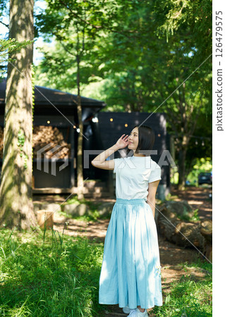 一位女士在高地度假村休息 一位女士在高地度假村休息 126479575