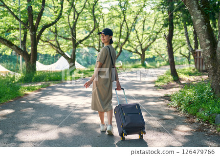 一位女士正在參觀高原度假村 126479766