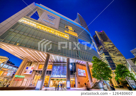 日本東京城市景觀,俯瞰橫濱地標塔和櫻木町站前的 Hulic Minatomirai 日本東京城市景觀,俯瞰橫濱地標塔和櫻木町站前的 Hulic Minatomirai 126480607