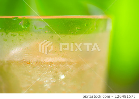 具有綠色背景的玻璃 126481575