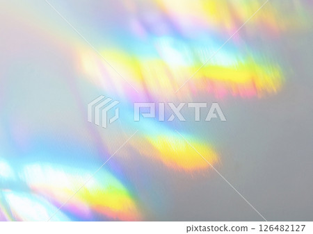 彩虹色的光芒照射過來，散射開來。 126482127