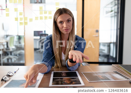 Businesswoman discussing project ideas with colleagues in modern office setting Businesswoman discussing project ideas with colleagues in modern office setting 126483616