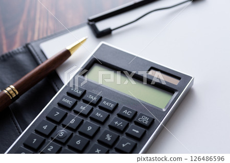 黑色計算機和活頁夾 126486596