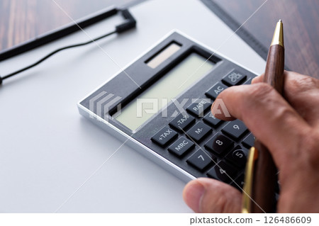 黑色計算機和活頁夾 黑色計算機和活頁夾 126486609