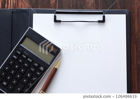 黑色計算機和活頁夾 126486619