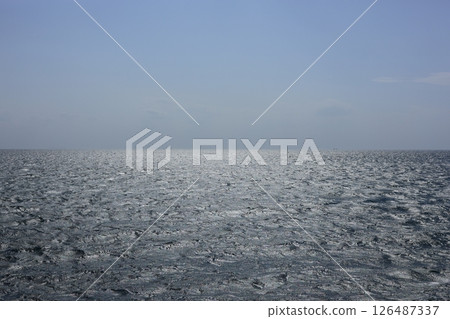 海面稍微有些波濤洶湧。 海面稍微有些波濤洶湧。 126487337