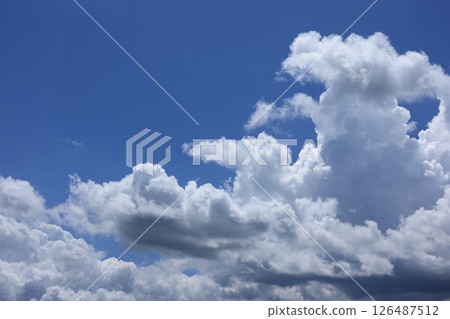 藍天和雲彩。 藍天和雲彩。 126487512