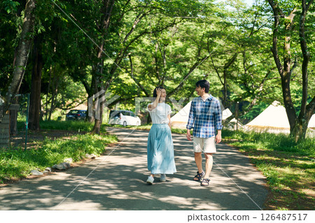 一名男子和一名女子沿著森林小徑行走 126487517