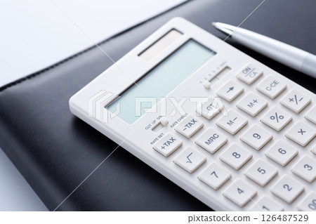 白色計算機和活頁夾 126487529