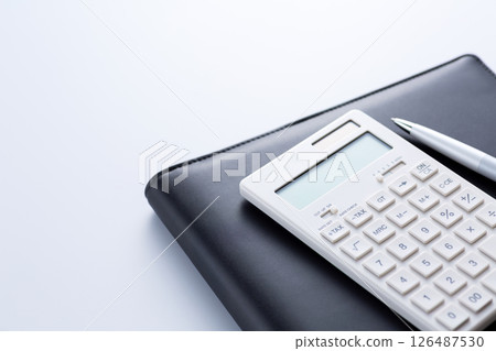 白色計算機和活頁夾 126487530
