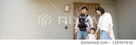 橫幅圖片:一家四口從前門離開 橫幅圖片:一家四口從前門離開 126487616