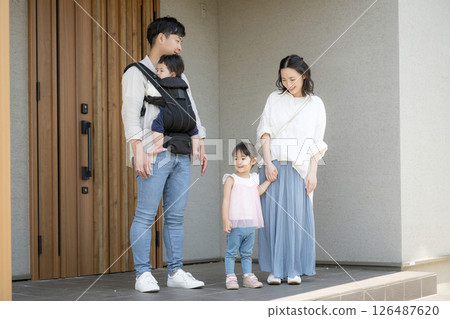 一家四口從前門離開的照片 126487620