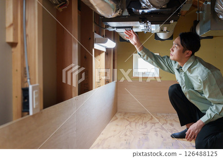 男工人檢查空調 126488125