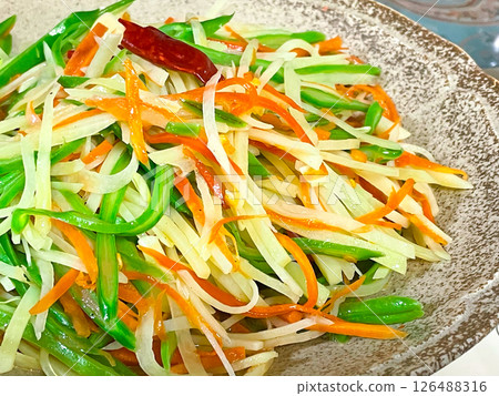 Chinese home cooking: Stir-fried shredded vegetables 126488316