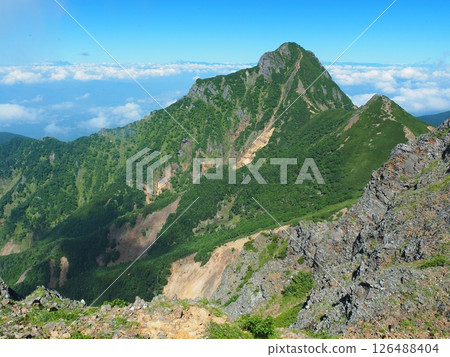 從八嶽山脈的赤岳眺望夏季的阿彌達岳 126488404