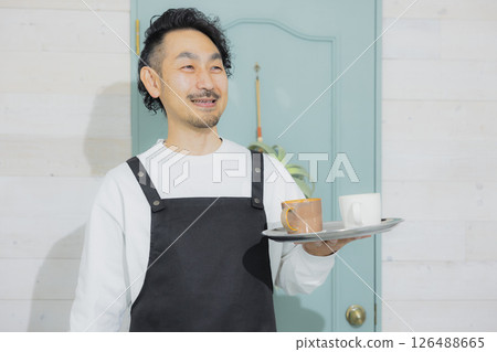 留著鬍子的男咖啡館店員 126488665