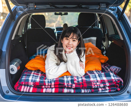 戶外照片：微笑的女人在車上用睡袋享受睡眠 126488680
