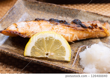 美味的烤魚,鹽烤時令鮭魚 美味的烤魚,鹽烤時令鮭魚 126488840