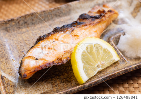 美味的烤魚,鹽烤時令鮭魚 美味的烤魚,鹽烤時令鮭魚 126488841