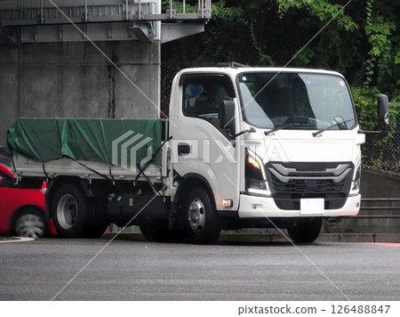 Truck loaded with luggage (Isuzu Elf 7th generation) Truck loaded with luggage (Isuzu Elf 7th generation) 126488847