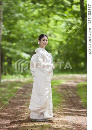 新娘穿著白色的衣服 126488887