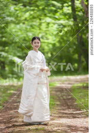 新娘穿著白色的衣服 新娘穿著白色的衣服 126488893
