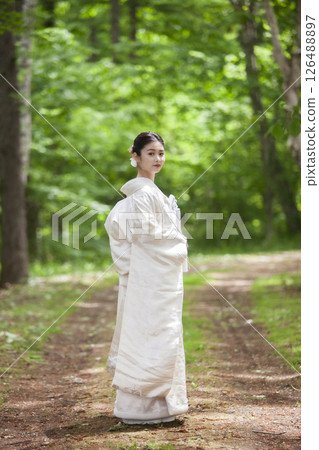 新娘穿著白色的衣服 126488897