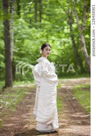 新娘穿著白色的衣服 新娘穿著白色的衣服 126488901