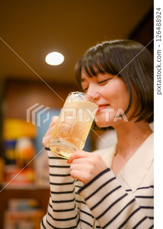 居酒屋裡的一幕 126488924