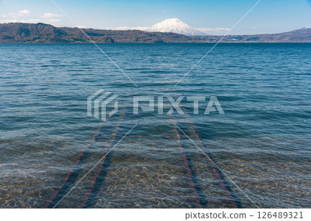 從洞爺湖眺望冬季的羊蹄山 從洞爺湖眺望冬季的羊蹄山 126489321