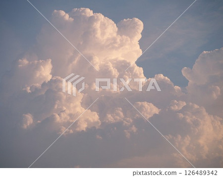 夏日天空升起的雷雲 126489342