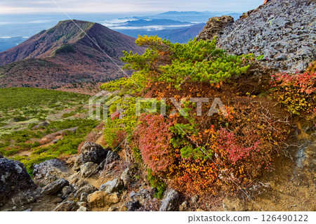 從安達太良山頂眺望五勝山，欣賞秋色 126490122